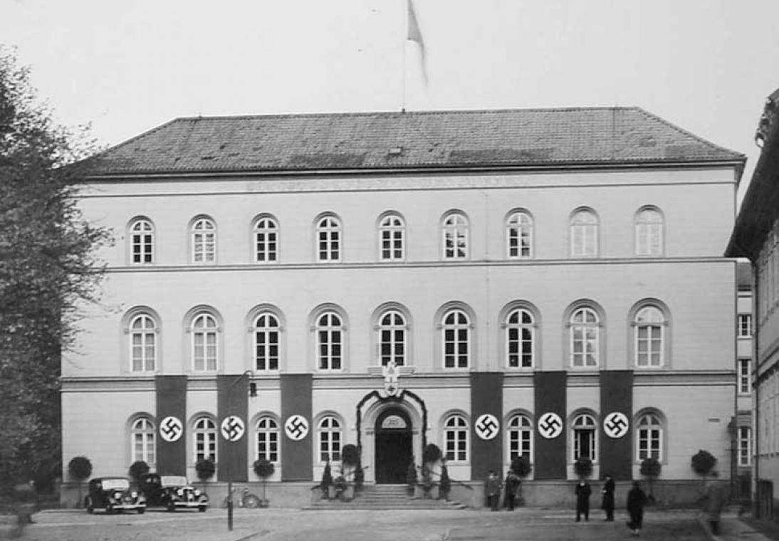 OLG-Gebäude mit Hakenkreuz-Fahnenschmuck zur 225-Jahr-Feier im Jahr 1936. <span>RWLE Möller Stiftung</span>