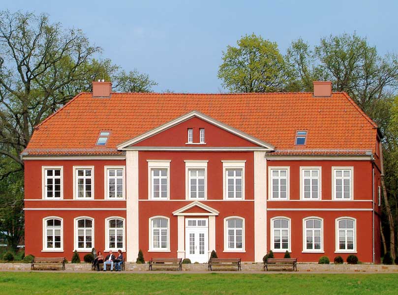 Das ehemalige SS-Heim heute; seit 2010 Sitz der Niedersächsische Gedenkstättenstiftung.  <span>CC BY 3.0/Bernd Schwabe in Hannover</span>