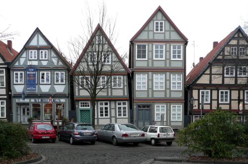 Fachwerkhäuser Im Kreise 21–25; die Synagoge befindet sich hinter den beiden Gebäuden in der Mitte