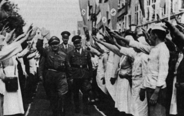 Robert Ley, Reichorganisationsleiter der DAF, (vorn links) bei seinem Besuch in Celle. 