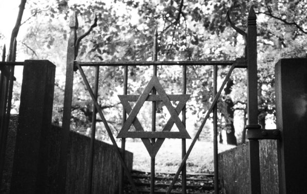 Eingangstor des jüdischen Friedhofs, Am Berge
