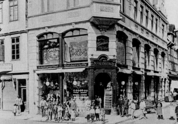 Das Warenhaus Freidberg "Am Markt 5", um 1899.