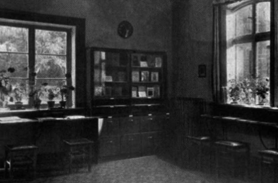 Ausleihe, Katalogtische und Ausstellungsvitrine in der Städtischen Bücherei